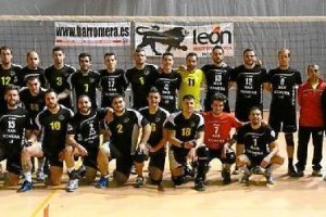 Los dos equipos con los colegiados posaron antes del partido.