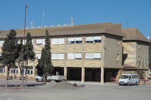 La maquinaria de obras ha llegado por fin al centro educativo, que las esperaba desde el verano.