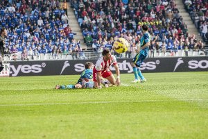 Hemed, en el suelo, y el balón en el aire.