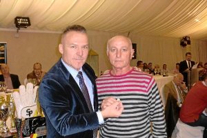 El portero Gracián se llevó el escudo de oro de la Asociación entregado por Ángel Rubia-