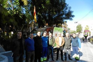 Alcalde y representantes junto a la barredora. 
