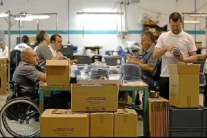 Trabajadores en un Centro Especial de Empleo premiado recientemente por FAAM. 