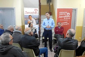 Detalle de la primera fila de los asistentes a la asamblea abierta en El Zapillo.