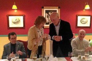 Adelina Golbano recibe el Indalo de Oro de manos de Pedro Navarro.