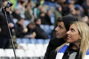Aficionados del Chelsea, haciéndose un selfi en Stamford Bridge. 