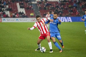 Dani Romera, en una jugada con Diego Castro.