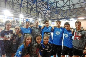 Los nadadores de la UAL posa felices.