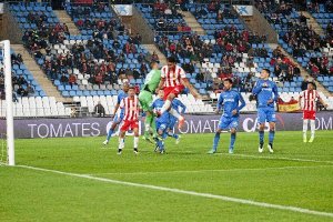 Teerasil Dangda supo vivir en el área y mantener a raya a los centrales del Getafe.