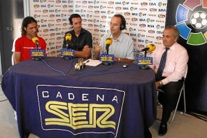 Unai Emery en el autobús de la Liga Profesional en su etapa de entrenador del Almería.