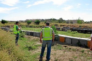 Guardia Civil vigilando un grupo de colmenas