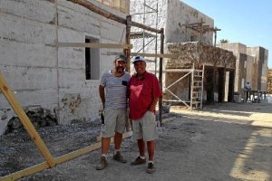 Alberto Feito (izda.) junto al director artístico Benjamín Fernández, en los decorados de ‘Exodus’.