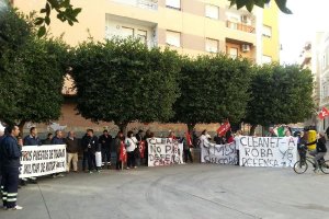 Trabajadores de mantenimiento y de limpieza en la base militar, reivindican su puesto de trabajo.