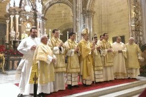 Los nuevos diáconos con el obispo, don Adolfo González Montes.