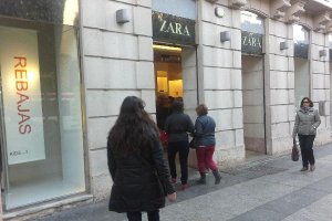 Grandes carteles de rebajas en comercios del Paseo de Almería.