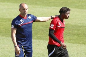 Paco Jémez y Lass en un entrenamiento.