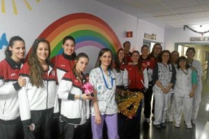 Las jugadoras almerienses han visitado el Hospital de Poniente.