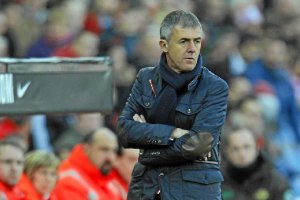 Lucas Alcaraz en el banquillo del Vicente Calderón.