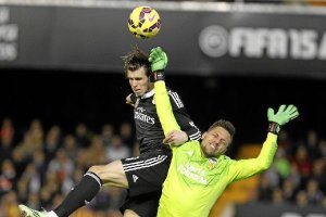 Diego Alves pugna por un balón junto Bale del Real Madrid.