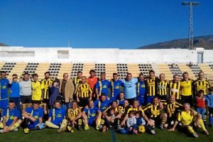 Todos posaron felicies con los homenajeados tras el partido.