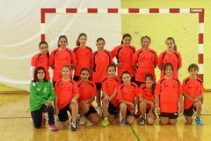 Equipo de balonmano femenino que participó en las actividades del grupo Nexa.