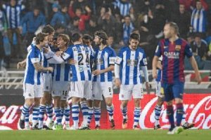 Los jugadores de la Real celebrando el tanto que les daba la victoria.
