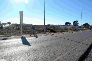 Los ciclistas recorren ya la vía ciclista, tanto para acudir a sus puestos de trabajo como por ocio.