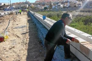 El alcalde de Arboleas supervisando una obra en el pasado 31 de diciembre.