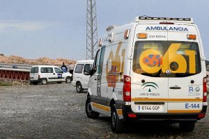 Imagen de una ambulancia del 061 durante una atención junto a la autovía. 