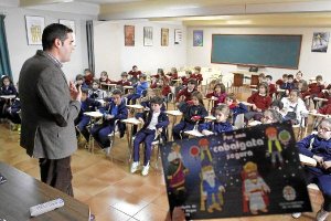 Juanjo Alonso en una visita a un colegio.