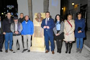 Escultura con el busto, recién inaugurada. 
