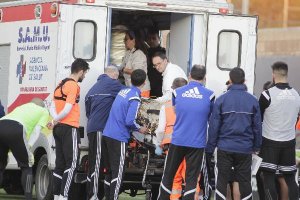 Momento en el que trasladan al utillero del Valencia.