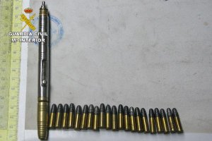 Munición y un arma de fabricación casera, parte del material intervenido.