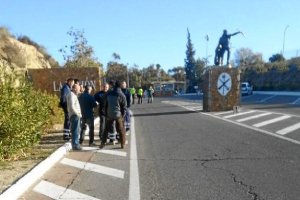 Trabajadores de mantenimiento en la entrada a la base militar de Viator.