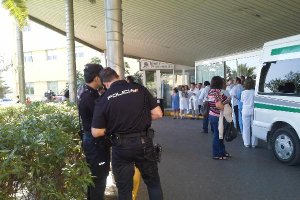 Agentes de Policía Nacional en un servicio frente al hospital Torrecárdenas.