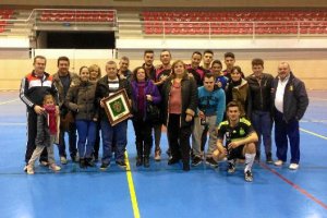 Los ganadores posan en el centro de la pista con la alcaldensa María de las Nieves Jaén.