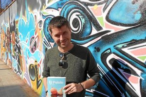 Pablo Requena con un ejemplar de su libro, publicado por Círculo Rojo.