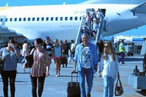 Turistas en el aeropuerto de Almería