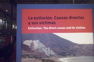 Cartel de la exposición del CSIC con la imagen del hotel El Algarrobico. 