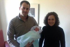 El pequeño Javier, con su padre Francisco Javier Fernández, y su abuela materna, Ana Cobos.