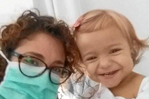 Mariló Benavides y su pequeña, que ya se recupera en el Reina Sofía de Córdoba.