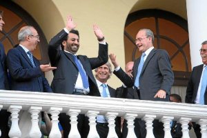 El jeque Al Thani saludando a los malagueños.