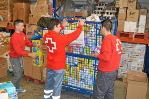 voluntarios de Cruz Roja en la nave de almacenaje