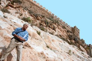 Juan José Tonda, profesor de Historia es el autor de los textos e ilustraciones de la revista.