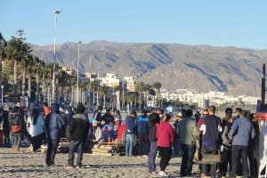 Pocos grupos se atrevieron a acercarse a la playa.