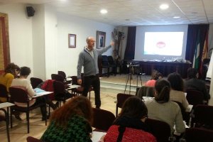 Juan Francisco Jiménez imparte el curso sobre úlceras de presión en el colegio de enfermería.