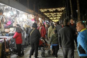 Mercado navideño abarrotado.