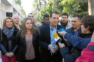 Pérez Navas junto a militantes socialistas. 