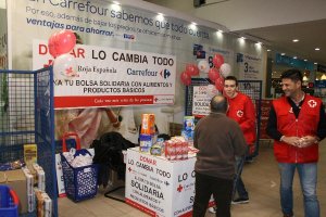 Voluntarios recogiendo donaciones en Carrefour. 