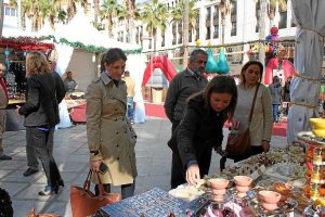 Concejales municipales visitando el mercado