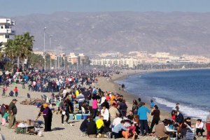 Las playas se llenan de familias y amigos entorno a las hogueras para despedir el año.